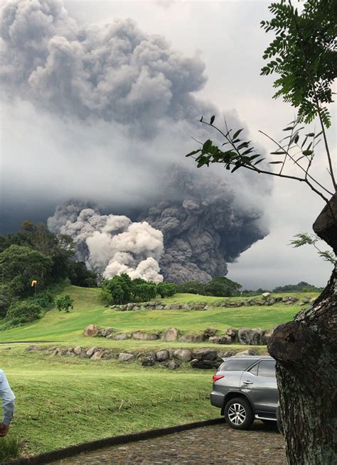 Fuerte Erupción Del Volcán De Fuego En Guatemala Explosiones Y Una