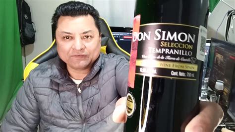 Abriendo Una Botella De Vino Tinto Don Simon Seleccion Tempranillo