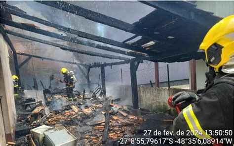 Casa De Madeira Completamente Destru Da Por Inc Ndio Em Porto Belo