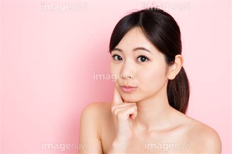 【頬に指を当てた若い女性】の画像素材 31193448 写真素材ならイメージナビ