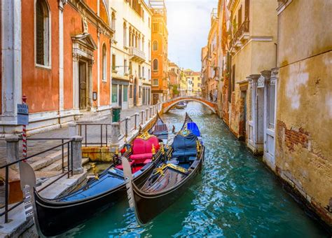 Canal Estrecho Con G Ndola En Venecia Italia Arquitectura Y Monumento