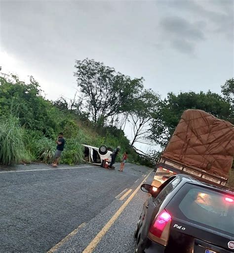 Três Pessoas Ficam Feridas Após Carro Bater Em Caminhão E Capotar Na To