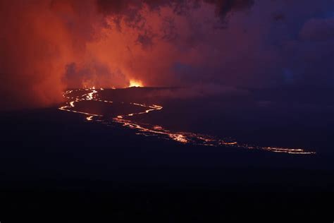 Photos Spectacular Eruption Of Mauna Loa Worlds Largest Volcano