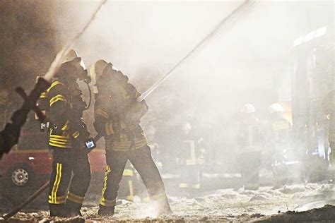 Landkreis Erding Großbrand in Bauernhof 60 Rinder evakuiert