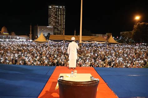 Lautan Cahaya Selawatan Bareng Ustaz Das At Sejukkan Peringatan Isra