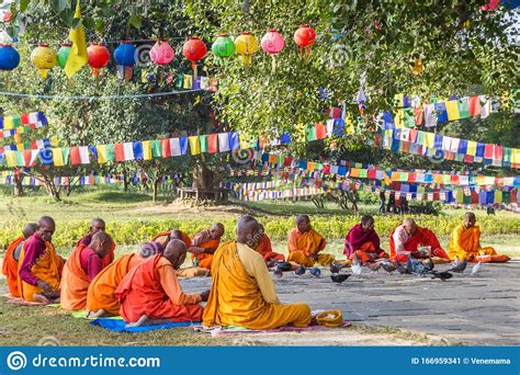 Monjes Vestidos De Colores En El Parque Del Templo Mayadevi De Lumbini