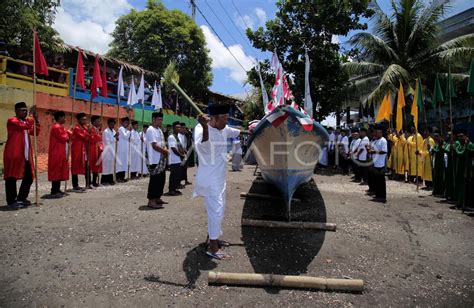 Ritual Foladamo Pada Festival Kampung Nelayan Tomalou Antara Foto