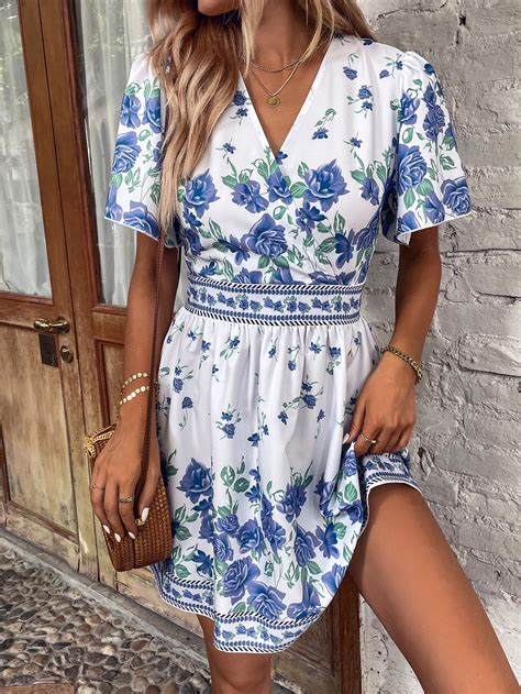 Kleid Mit Blume Muster überlappendem Kragen Schmetterlingsärmeln