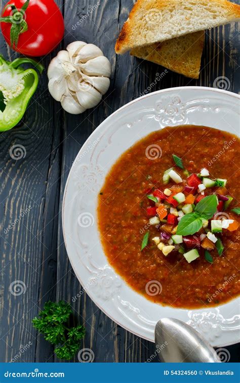 Gazpacho Fresco Em Uma Tabela De Madeira Foto De Stock Imagem De