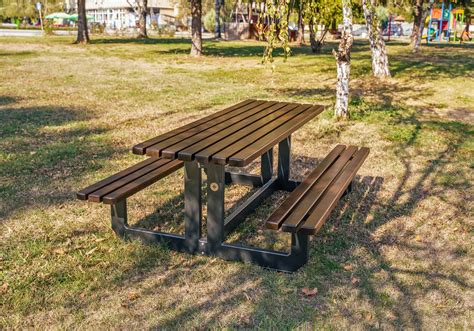 Mesa De Picnic Mesa De Picnic De Madera Con Bancos Integrados By