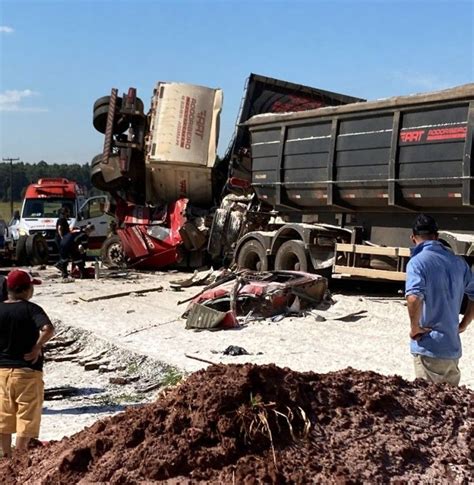 Colis O Entre Duas Carretas Na Pr Mata Caminhoneiro De Anos