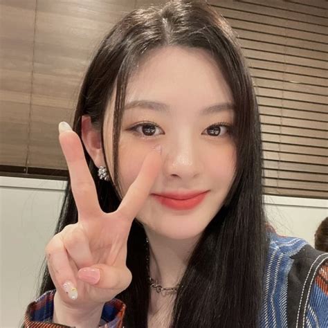 Yoon Seeun Stayc Selca Icon Pfp Kpop Peace Gesture Girl Okay Gesture