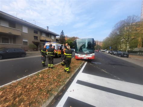 Autista Colto Da Malore Il Bus Sbanda E Centra Un Palo Della Luce In