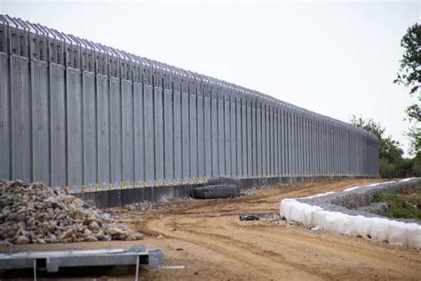 Greece to extend border wall with Turkey to curb migrants