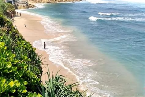 Intiplah Eksotisme Pantai Pacar Dengan Keindahan Alam Dengan Air Terjun