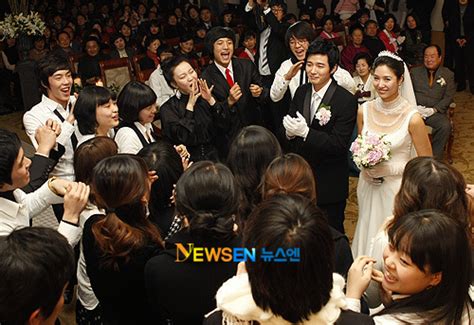 포토엔 웨딩마치 최당석 서은혜 제자들 축복속 아름다운 한쌍 손에 잡히는 뉴스 눈에 보이는 뉴스 뉴스엔