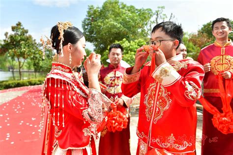 【网络中国节·七夕】牵绣球、跨马鞍、结发礼七夕集体婚礼浪漫举行