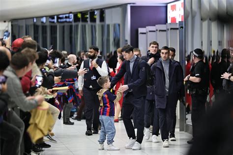 Na lotnisku do Roberta Lewandowskiego podeszło dziecko Tak zareagował