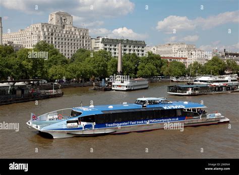 A Thames Clipper river bus boat travelling on the river Thames in Stock ...