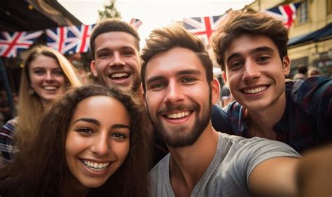 Un Grupo De Amigos Posando Para Una Foto Con Una Bandera De Fondo