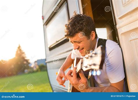 Giovane Che Si Siede In Un Camper Immagine Stock Immagine Di