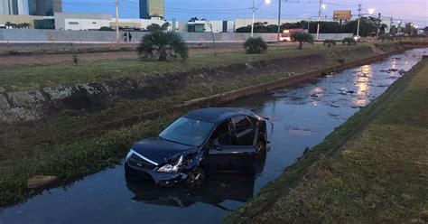 Carro Cai Em Arroio Na Zona Sul De Porto Alegre Gzh