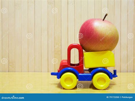 Voiture En Plastique De Jouet Avec La Pomme Rouge Photo Stock Image