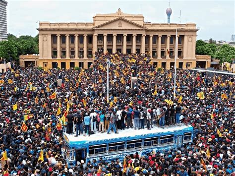 Sri Lanka Hundreds Of Anti Govt Protesters Break Into Prezs Residence