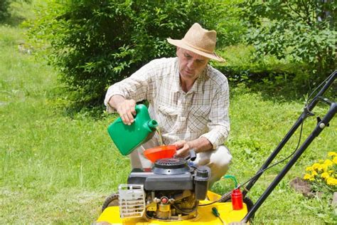 Lawn Mower Oil Type: What Kind Suits My Engine? - Igra World