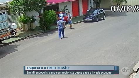 Em Mirandópolis carro sem motorista desce a rua e invade açougue YouTube