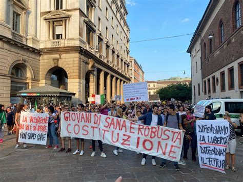 A Milano Corteo Non Autorizzato Con Migliaia Di No Green Pass E No Vax