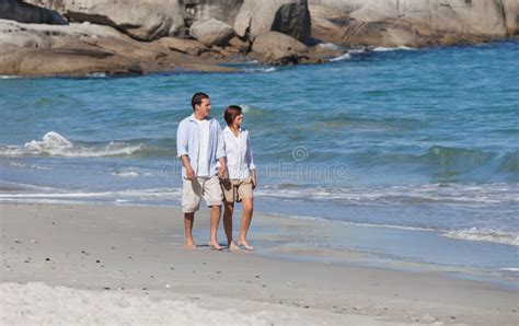 Acople O Passeio Na Praia Sob O Sol Foto De Stock Imagem De Lazer