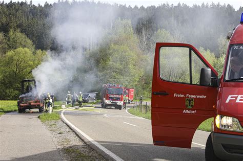 Feuerwehr Einsatz in Alfdorf Radlader gerät während der Fahrt in Brand