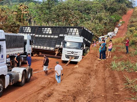 Medicilândia Carreta atravessa em rodovia e deixa trânsito parado na