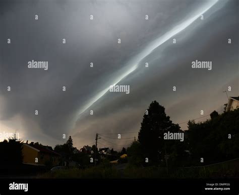 Drohende Bedrohliche Wolken Stockfotos Und Bilder Kaufen Alamy