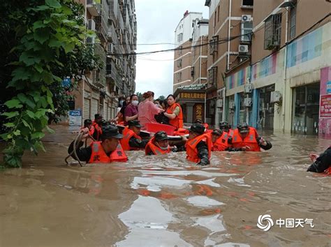 湖北遭遇强降雨内涝严重 武警官兵紧急救援 图片频道