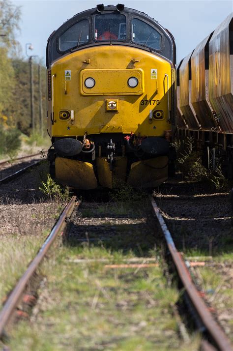 Colas Railfreight Class 37 0 No 37175 At The Front Of A Ne Flickr