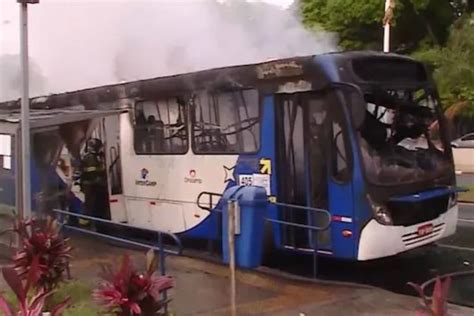 Ônibus 21 passageiros pega fogo em Campinas