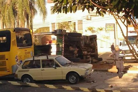 Grave acidente entre caminhão ônibus e veículos assusta moradores