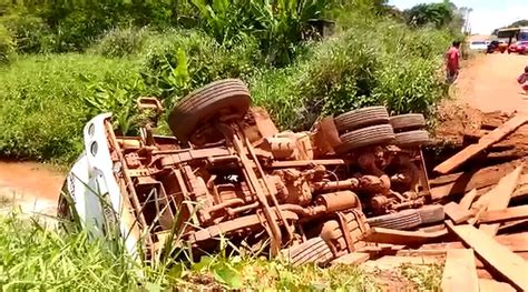 Ponte de madeira cede peso de caminhão e veículo cai em rio de MT