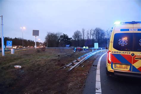 Automobilist Vliegt Uit De Bocht Bij Afrit Rijksweg A1 In Laren