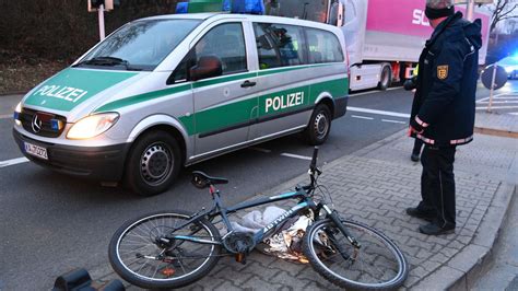 Mannheim Waldhof Fahrradfahrer In Sonderburgerstraße Von Auto