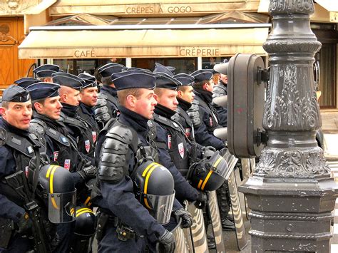 Con Esta Policía No Se Juega ~ Porquéparís ~