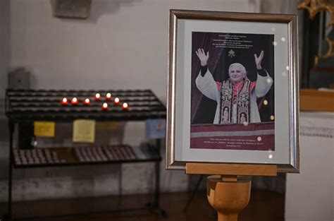 Papa Francisco pide orar por Benedicto XVI que está muy enfermo