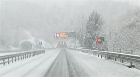 Maltempo Neve E Nebbia In Abruzzo Imbiancate A24 E A25 Cronaca L