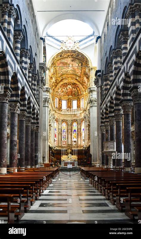 Vista De La Nave Central De La Catedral De San Lorenzo Principal Lugar