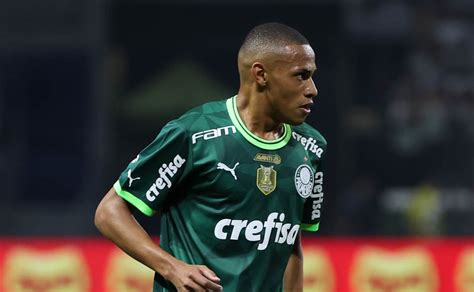 Palmeiras Decide Ap S Oferta De R Milh Es Para Vender Jhon Jhon