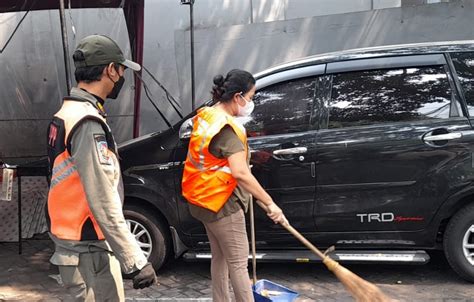 Pelanggar Ppkm Level Di Jalan Penjernihan Dikenakan Sanksi Sosial