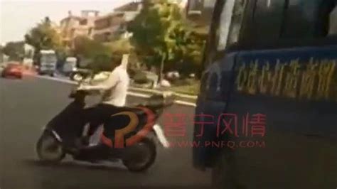 惊魂！洪阳一老人开电动车横穿马路，先后两次与死神擦身而过交通事故洪阳横穿马路新浪新闻