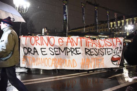 Tensione A Torino Pietre E Idranti Al Corteo Antifascista Contro CasaPound